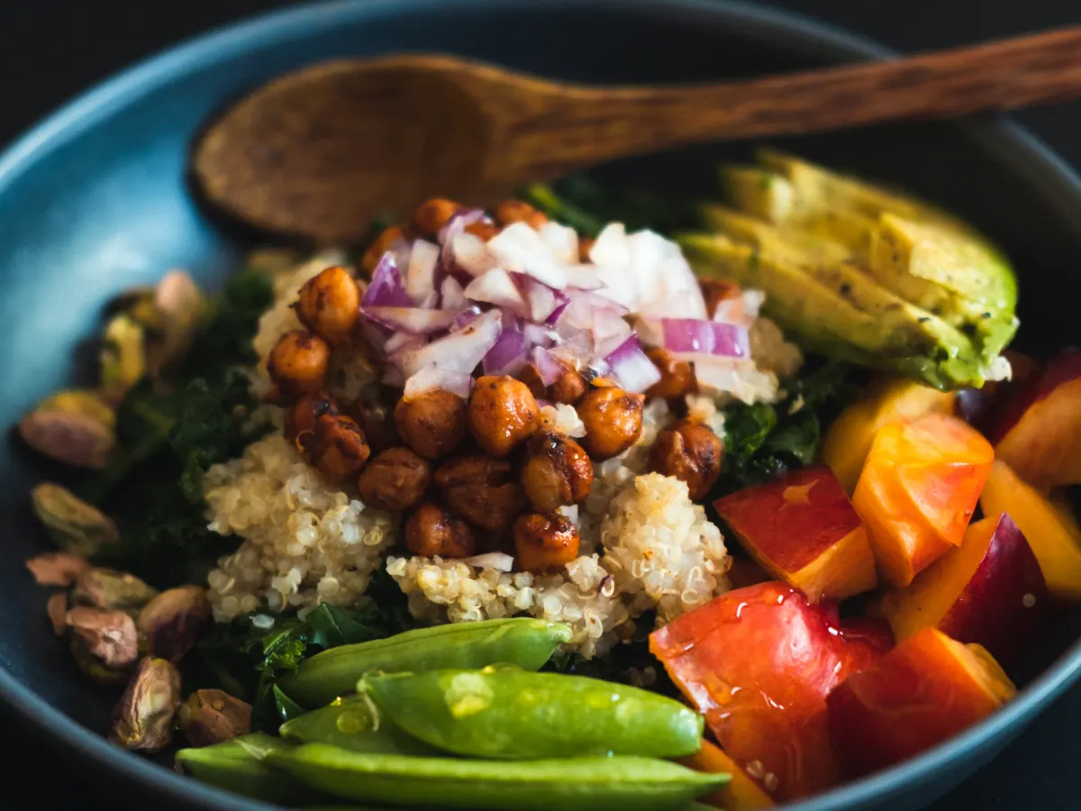 Vegetariánská miska s cizrnou, quinoou a zeleninou