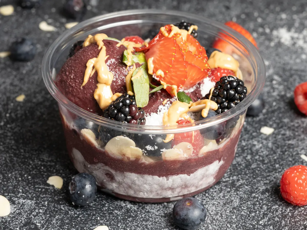 Açaí miska s ovocem a ořechy